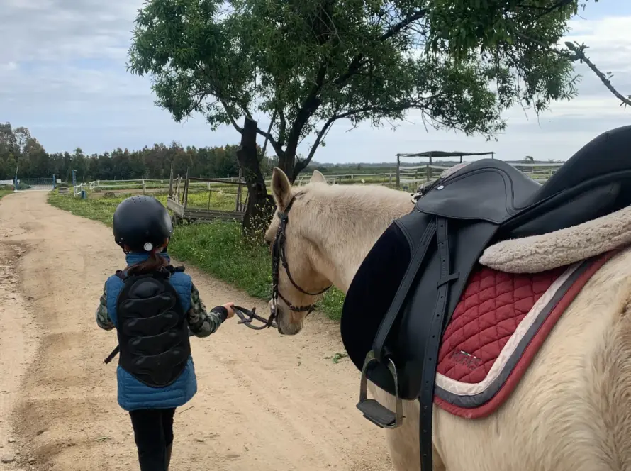 Cavallo e bambina a Costa rei